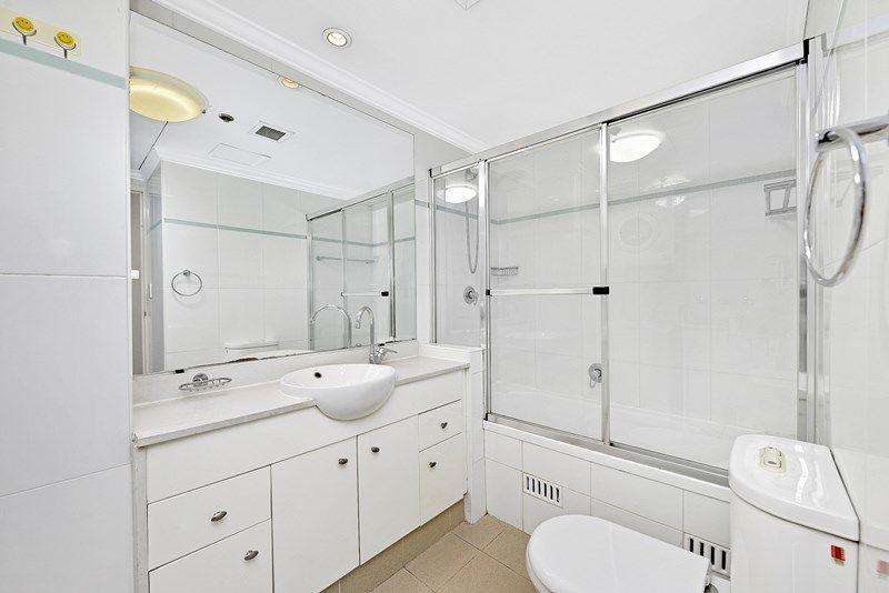 Phòng tắm căn hộ hiện đại có bồn tắm